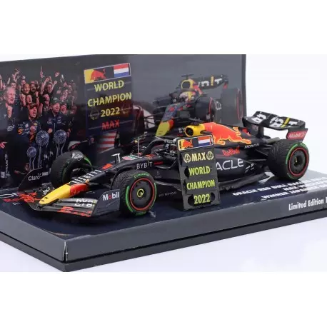 Minichamps : Red Bull RB18 #1 F1 World Champion with pitboard Japon 2022 Max Verstappen [1/43]