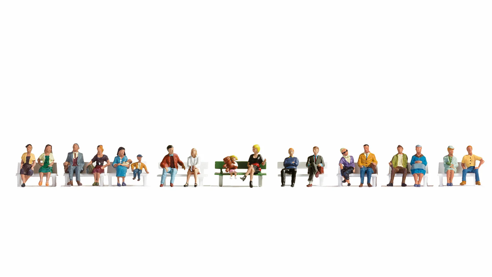 Noch : 18 Figurines assis sur des bancs