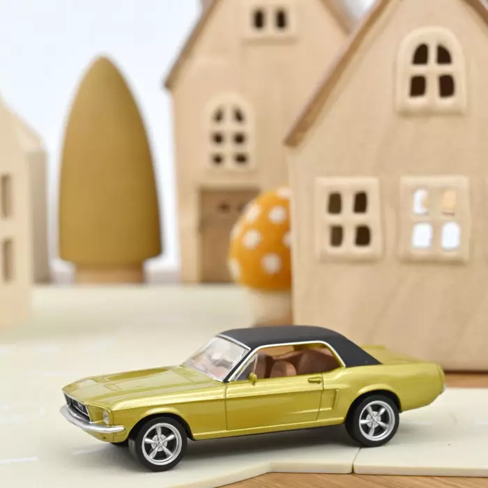 Norev : Ford Mustang Coupé │ 1968 - Or Jet-car  [1/43]