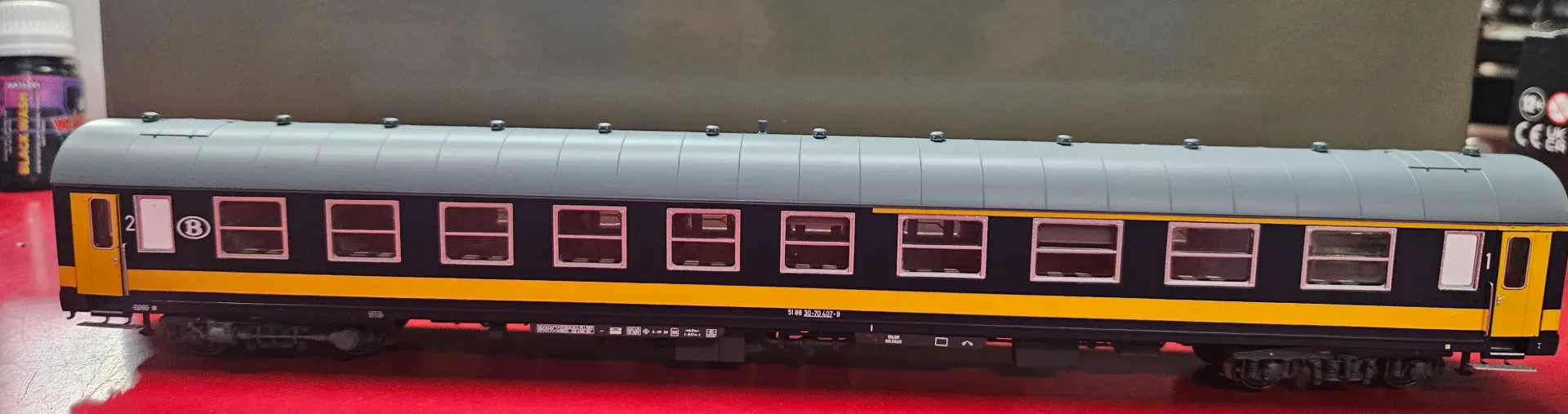 [LSM 42185] Lsmodels : Voiture I4 AB Bleu/Jaune Benelux Toit Gris SNCB-NMBS