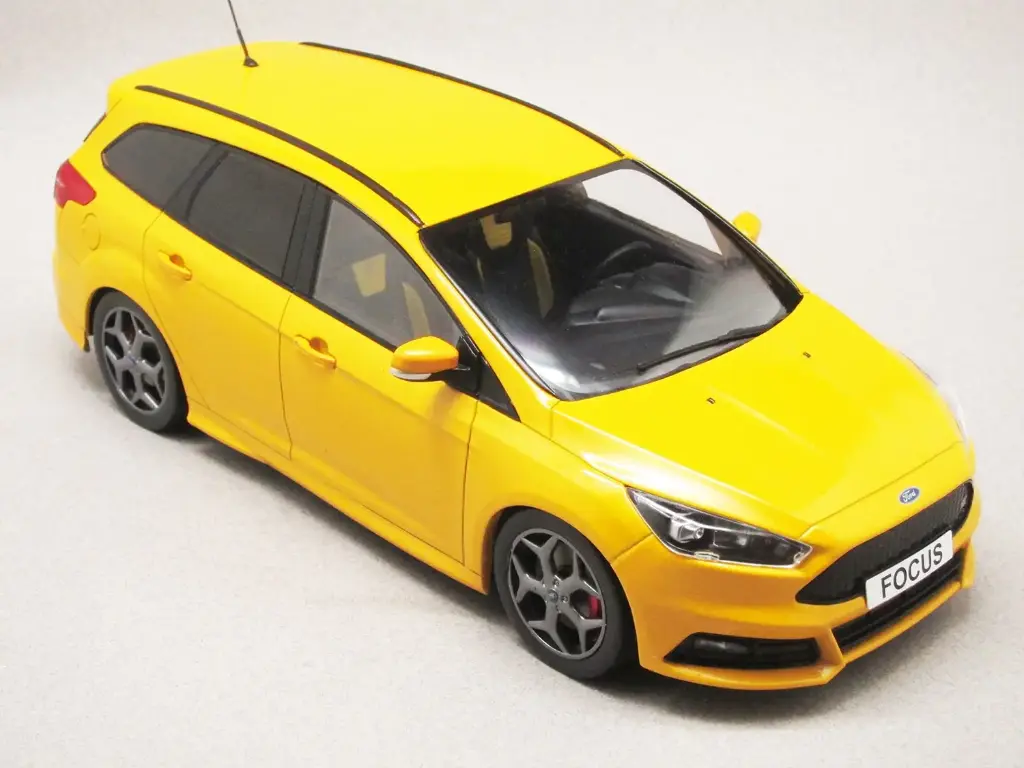 Ixo Models : Ford Focus ST │ Jaune  [1/18]