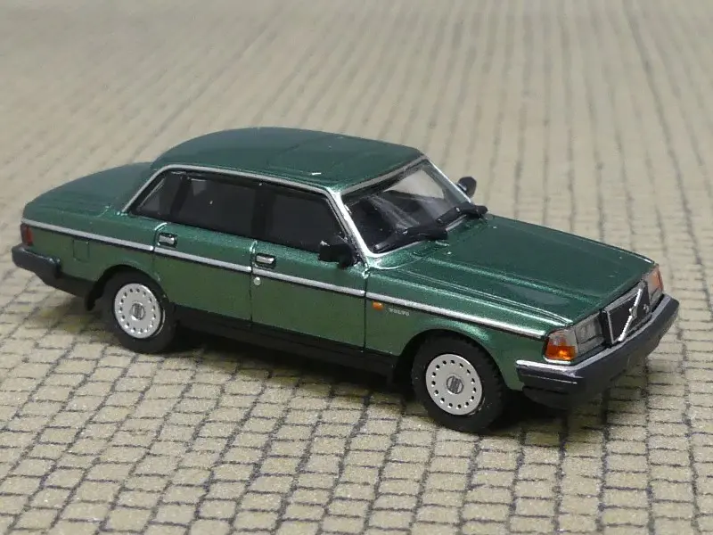 Minichamps : Volvo 240GL │ 1986 - Vert 