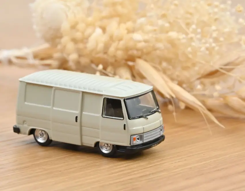 Norev : Peugeot J9 │ 1981 - Beige 