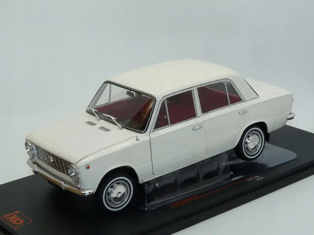 Ixo Models : Fiat 124 │ 1970 - White  [1/18]
