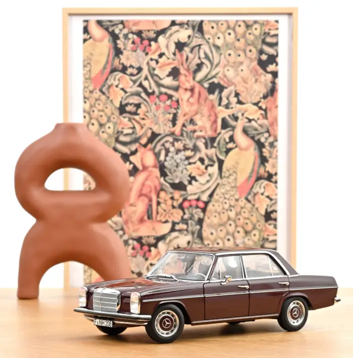 Norev : Mercedes-Benz 200 │ 1968 Rougebrun foncé 1/18  [1/18]