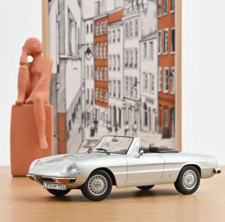 Norev : Alfa Romeo 2000 Spider │ 1973 - Gris clair métallisé 1/18 [1/18]