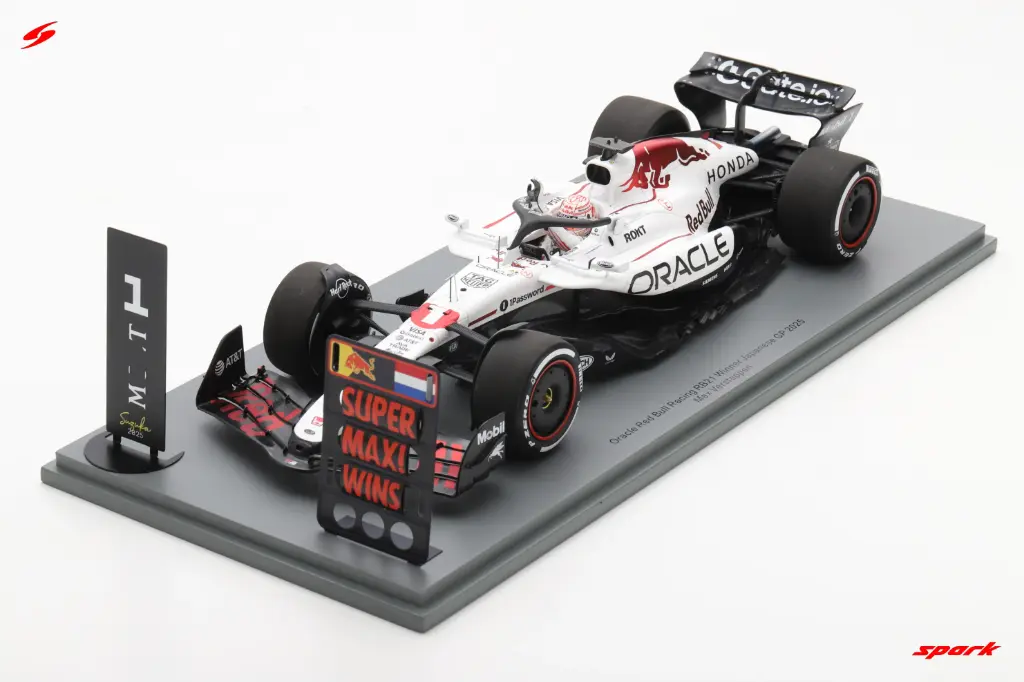 Spark : Red Bull Racing RB21 │ No.1 Oracle Red Bull Racing Winner Japanese GP 2025 Max Verstappen [1/18]