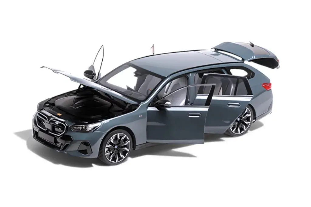 Minichamps : BMW I5 M60 Touring 2024 Green Metallic [1/18]