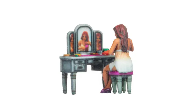 Noch : Femme à la table de maquillage