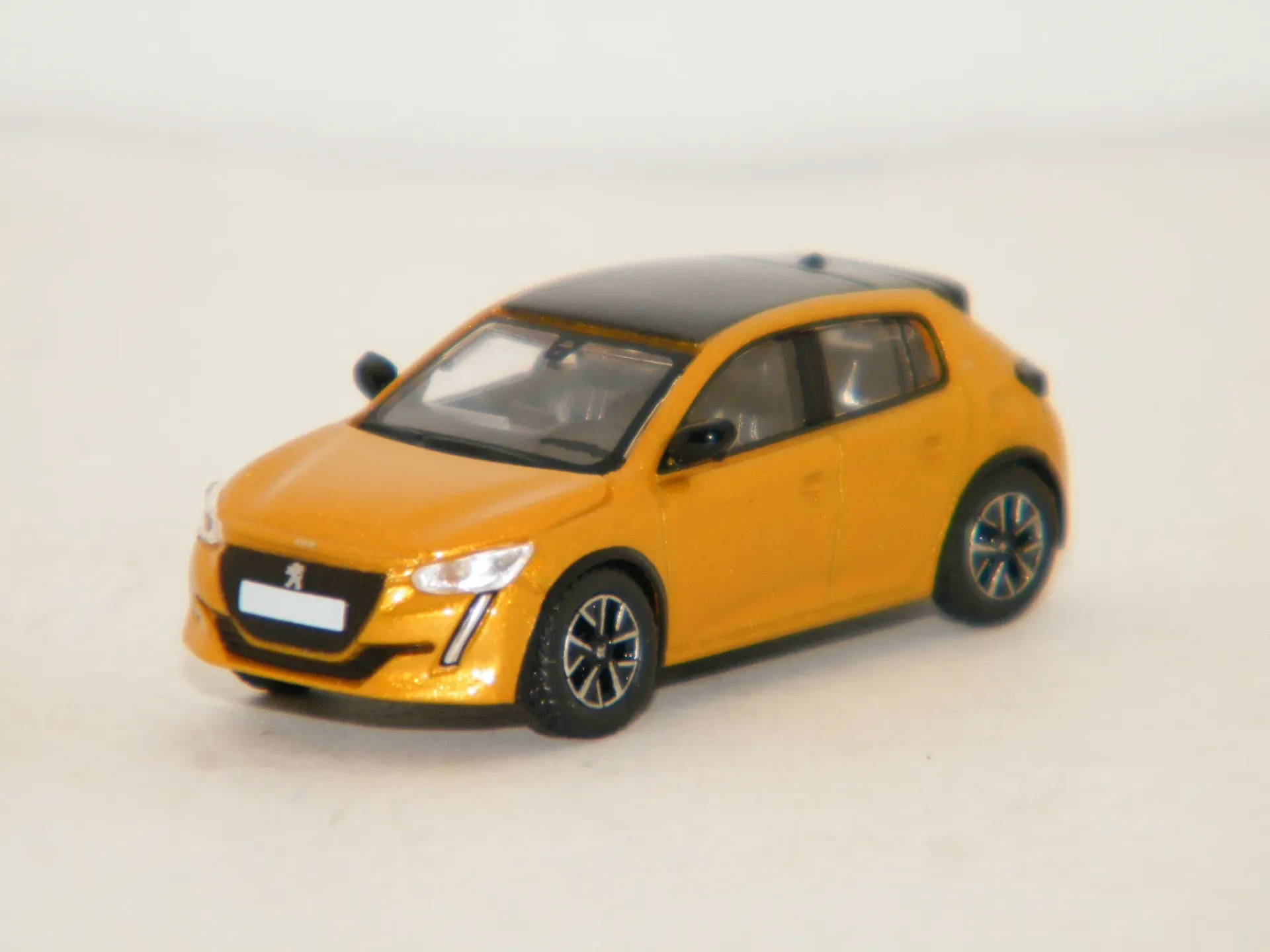 [PRu PCX870592] Premium Classix : Peugeot 208 Or toit Noir (1/87)
