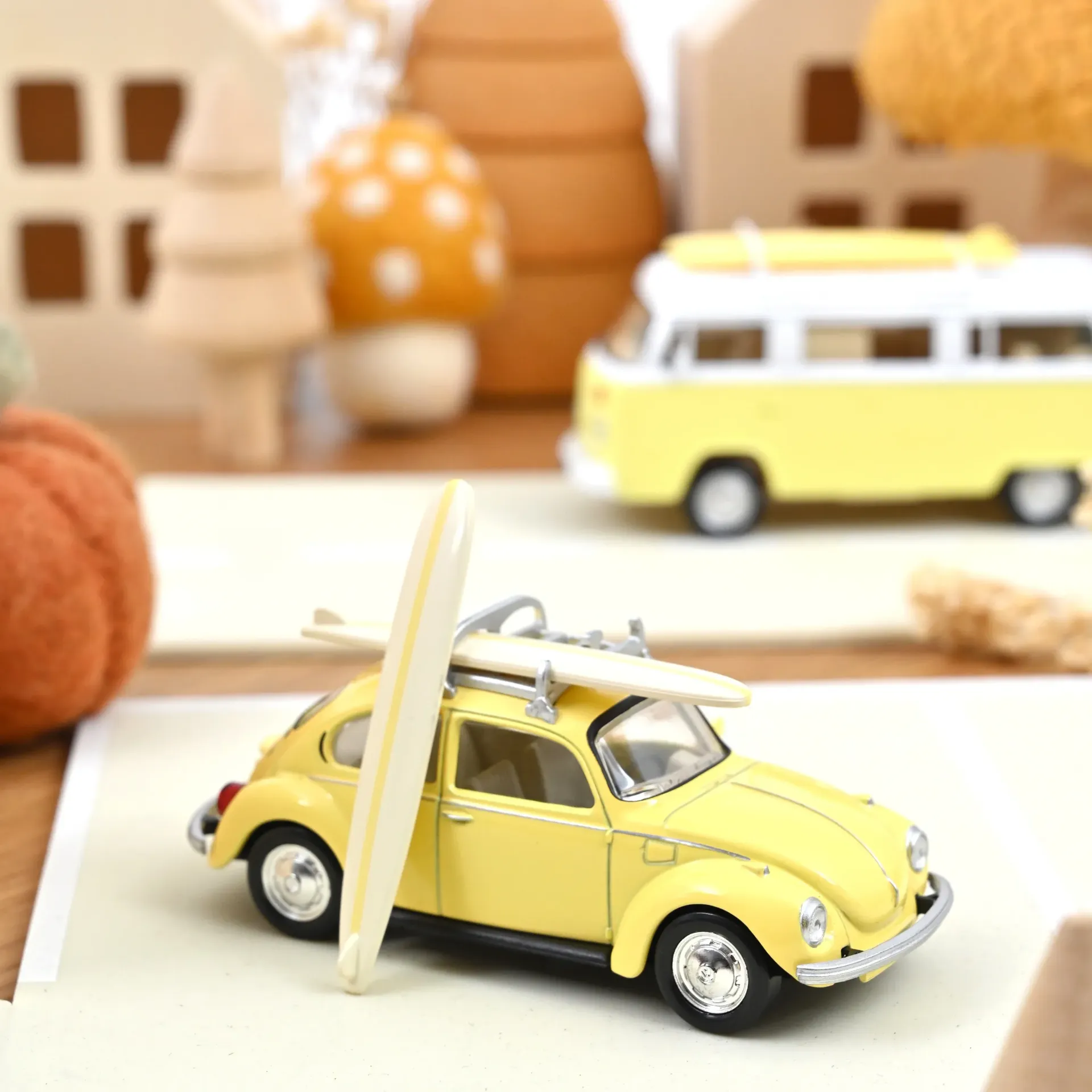 [NOR 841007] Norev: VW Kever 1303 (1973) met Imperiaal en Surfplanken - Pastel Geel (1/43) │ Ref. 841007