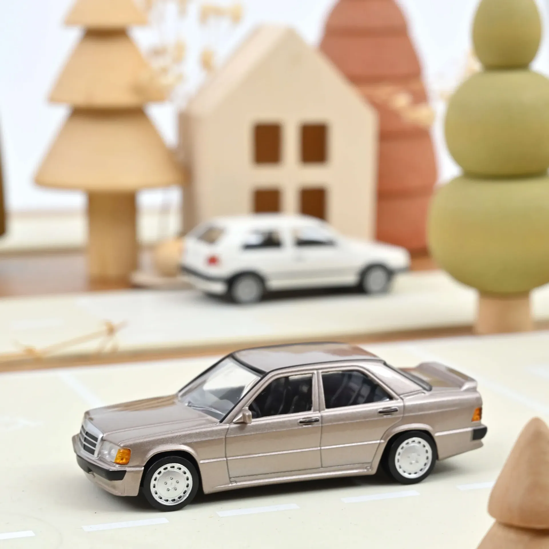 [NOR 351211] Norev : Mercedes-Benz 190E 2.3-16 (W201) 1984 - Beige Métallisé (1/43) │ Ref. 351211