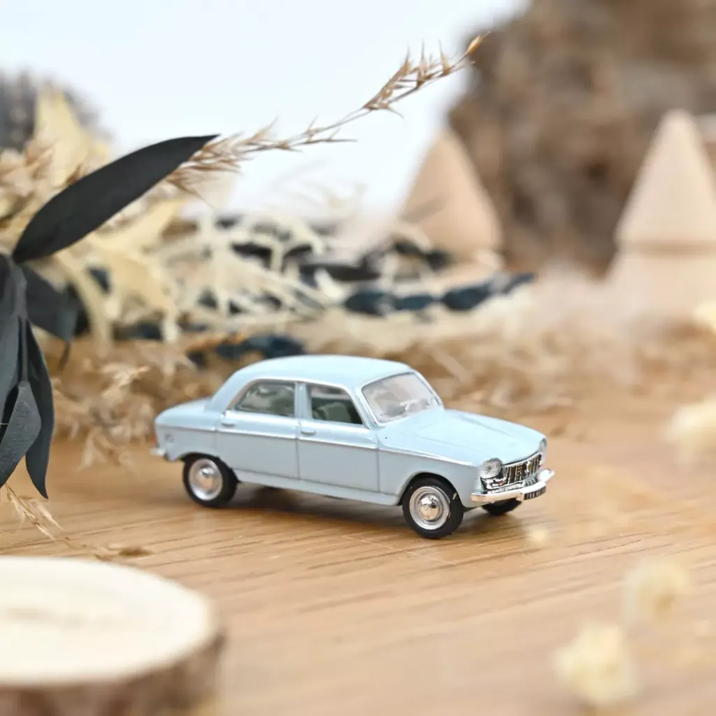 [NOR 472418] Norev : Peugeot 204 (1966) - Bleu Ciel Pastel (1/87) │ Ref. 472418