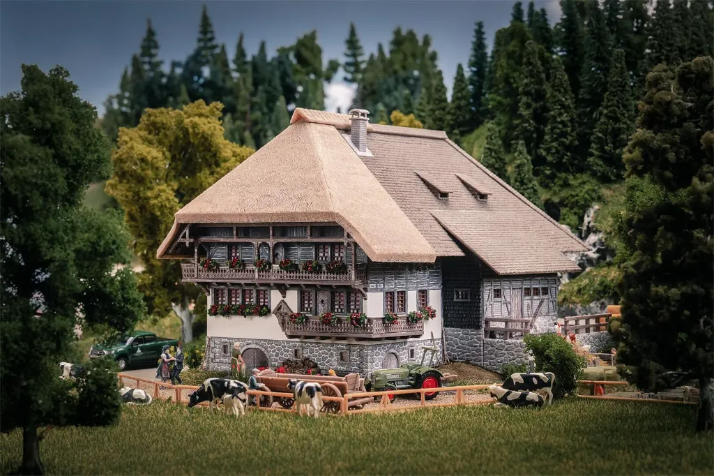 [FAL 130013] Faller : 130013 Kit Maquette Ferme de la Forêt-Noire "Modèle Anniversaire" (+2 Figurines) (H0 1/87) │ Ref. 130013