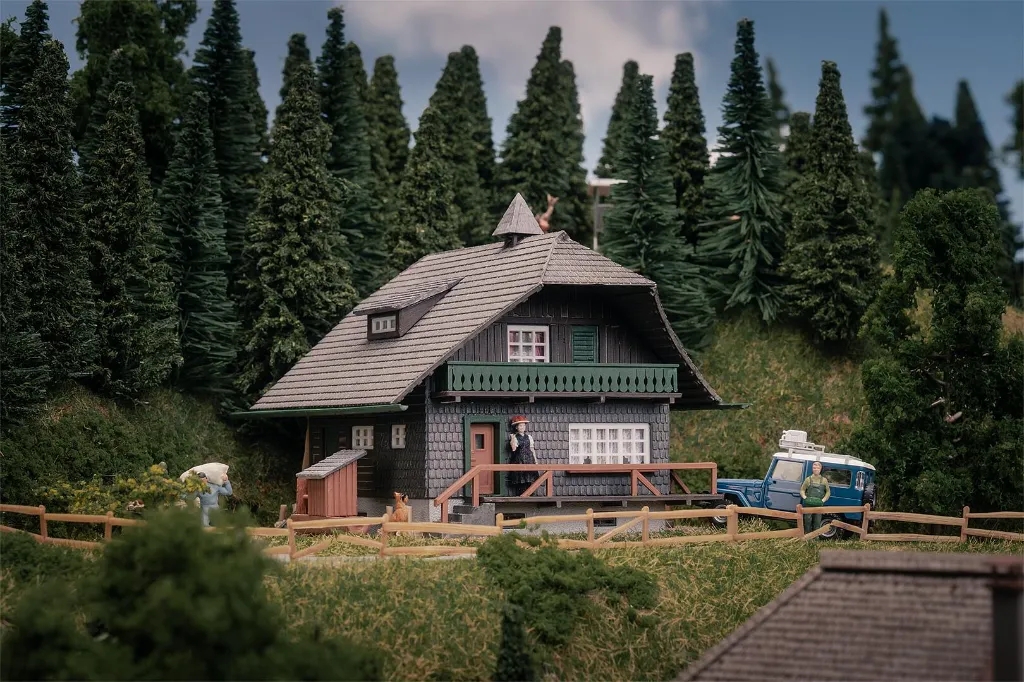 [FAL 130010] Faller: 130010 Black Forest Homestead Anniversary Model (+1 Figure) (H0 1/87) │ Ref. 130010