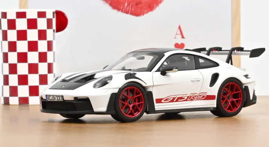 Norev : Porsche 911 GT3RS 2022 Weissach Pack Blance et rouge (1/18)