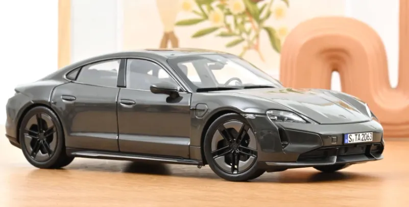 Norev : Porsche Taycan Turbo S 2024 Gris Ardoise Neo (1/18)