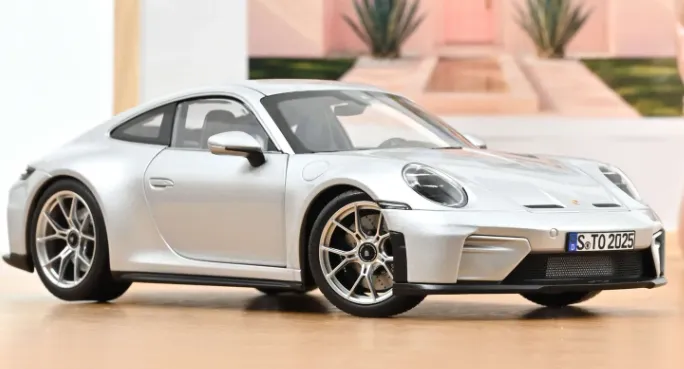 Norev : Porsche 911 GT3 Pack Touring 2025 Argent GT métallisé (1/18)