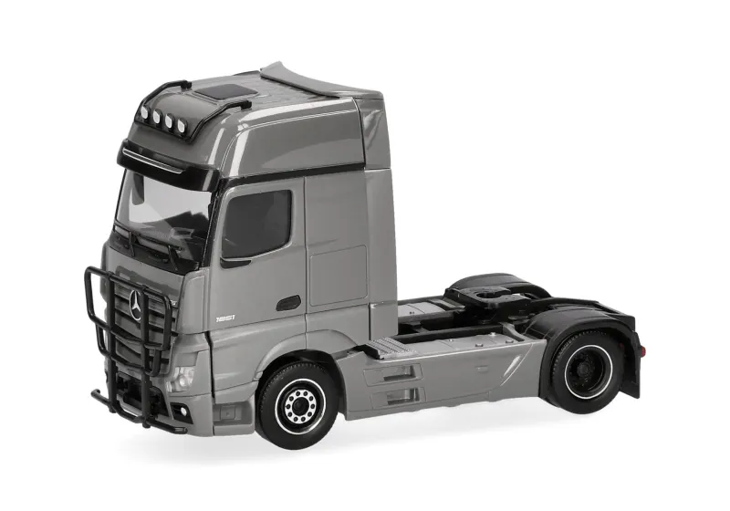 Herpa : Mercedes-Benz Actros '18 L Gigaspace Zugmaschine 2achs mit Lampenbügel und Rammschutz, grau