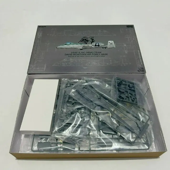 Great Wall Hobby : A-10C Demo Team Davis Monthan Air Force Base (1/72)