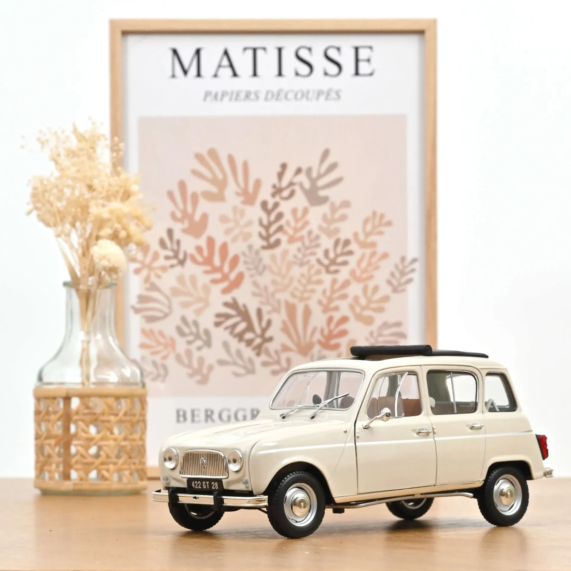 Norev : Renault 4 L 1965 Blanc Réjane (1/18)