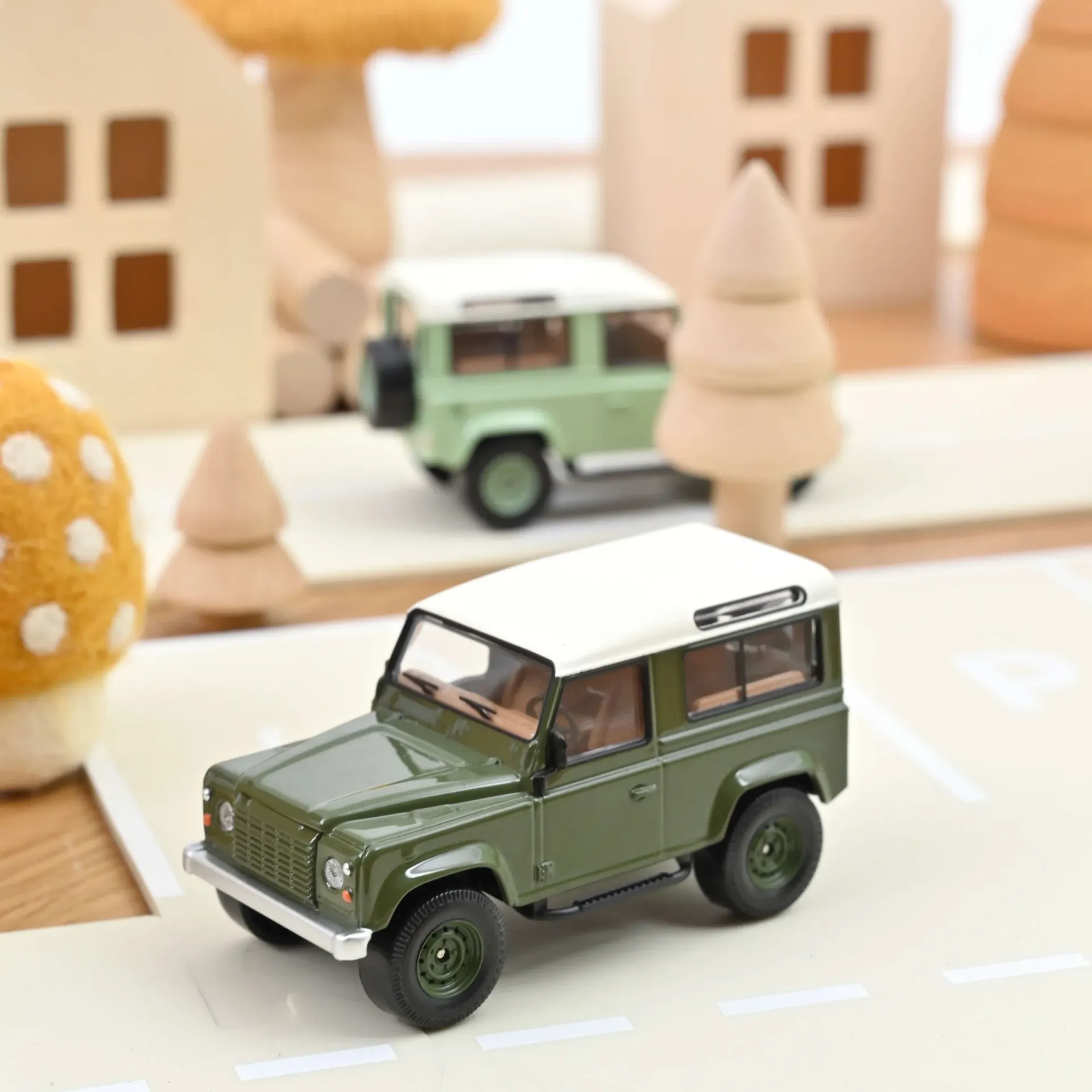 Norev : Land Rover Defender 1995 Vert Olive et Blanc Jet-car (1/43)