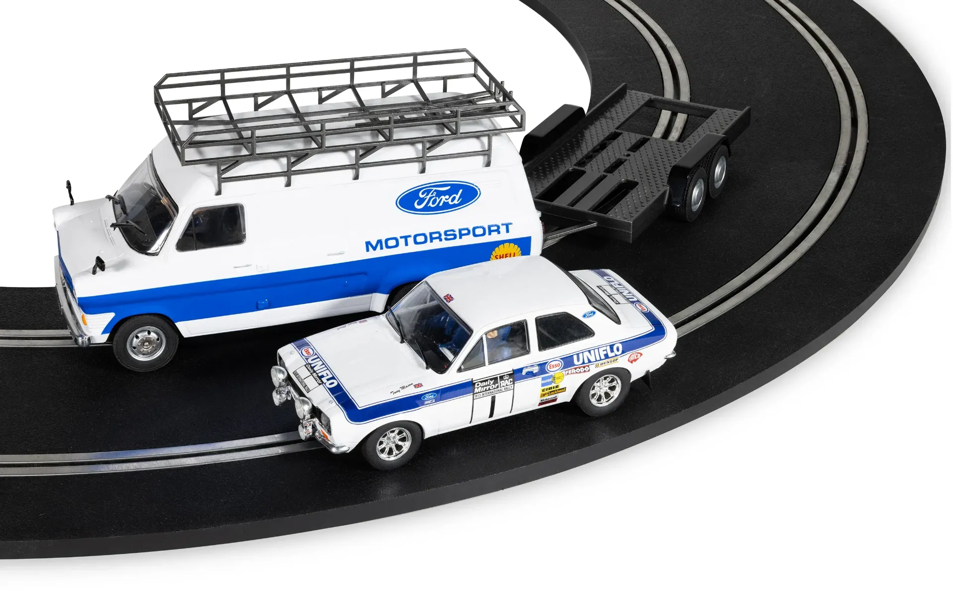 Scalextric : Ford Transit MK1 et Ford Escort MK1 sur remorque au (1/32)